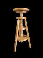Zeer bijzondere hoge XXL vintage Atelierkruk corkscrew stool, Gebruikt, Hout, Ophalen