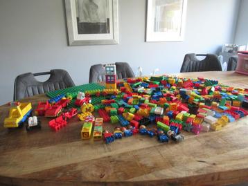 Super uitgebreide set met veel Duplo inclusief groen plaat beschikbaar voor biedingen