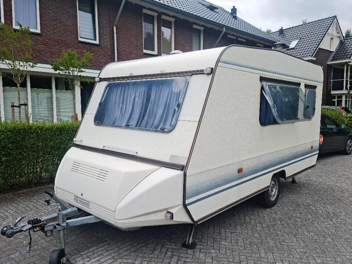 Adria caravan, Caravans en Kamperen, Caravans, Particulier, tot en met 4, 750 - 1000 kg, Treinzit, Adria, Vast bed, 5 tot 6 meter