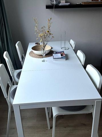 Witte eettafel (uitschuifbaar) + 6 stoelen – moderne set beschikbaar voor biedingen