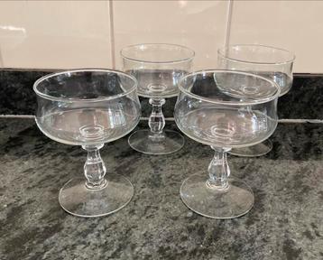 IJscoupes / dessert / champagne glazen op voet 4x beschikbaar voor biedingen
