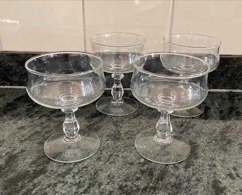 IJscoupes / dessert / champagne glazen op voet 4x, Verzamelen, Glas en Borrelglaasjes, Zo goed als nieuw, Overige typen, Ophalen of Verzenden