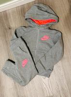 Nike joggingpak maat 98, Kinderen en Baby's, Kinderkleding | Maat 98, Meisje, Ophalen of Verzenden, Zo goed als nieuw, Setje