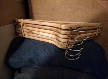 Zes Vintage Kledinghangers Hout (Nieuw) beschikbaar voor biedingen
