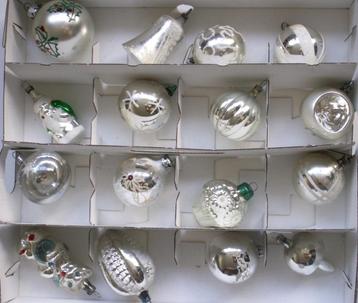 12 vintage glazen kerstballen, deukballen, klokje, kerstman beschikbaar voor biedingen