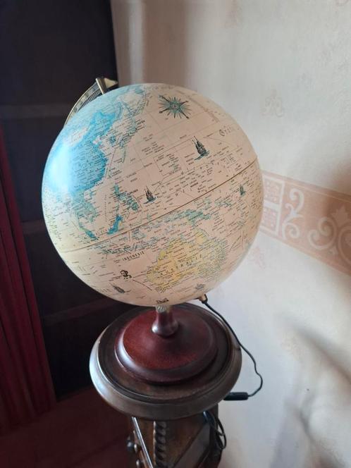 Wereldbol met licht op houten voet, Huis en Inrichting, Woonaccessoires | Wereldbollen, Zo goed als nieuw, Verlicht, Ophalen of Verzenden