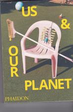 US & OUR PLANET -This is how we live boek als nieuw bieden v, Boeken, Overige Boeken, Ophalen of Verzenden, Zo goed als nieuw