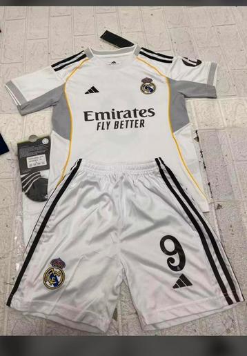 Nieuwste real madrid tenue beschikbaar voor biedingen