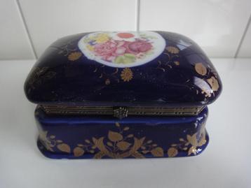 Schattig doosje porselein met mooie sluiting, ringendoosje beschikbaar voor biedingen