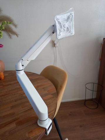 Monitor arm. beschikbaar voor biedingen