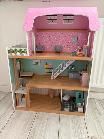 Leuk houten poppenhuis beschikbaar voor biedingen