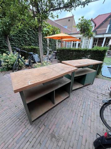 Vintage werk banken beschikbaar voor biedingen