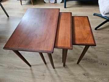 Vintage bijzettafels beschikbaar voor biedingen