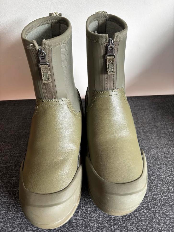 Legergroene  booties van UGG maat 38, Kleding | Dames, Schoenen, Zo goed als nieuw, Lage of Enkellaarzen, Groen, Ophalen of Verzenden