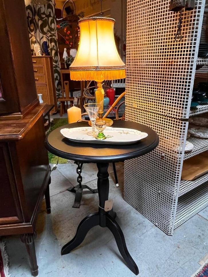 63) Prachtige matzwarte bijzettafel., Huis en Inrichting, Tafels | Bijzettafels, Zo goed als nieuw, Rond, 60 cm of meer, Hout
