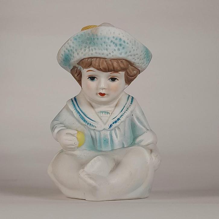 Vintage biscuit porseleinen beeldje - pianobaby jongetje, Verzamelen, Beelden en Beeldjes, Zo goed als nieuw, Mens, Ophalen of Verzenden