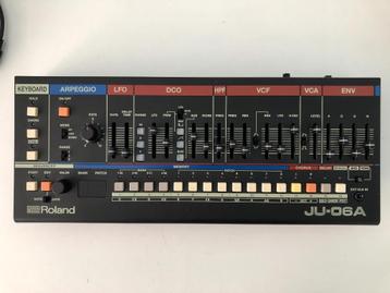 Roland JU-06A cimpleet als nieuwe in originele verpakking beschikbaar voor biedingen