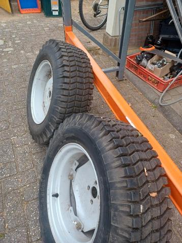 2 goede minitrekker of grasmaaier banden. beschikbaar voor biedingen
