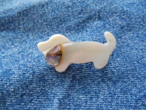 * Parelmoer witte broche hond teckel / tekkel *, Sieraden, Tassen en Uiterlijk, Broches, Zo goed als nieuw, Overige materialen