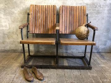 Vintage industriele houten 2-zitsbank met stalen frame beschikbaar voor biedingen