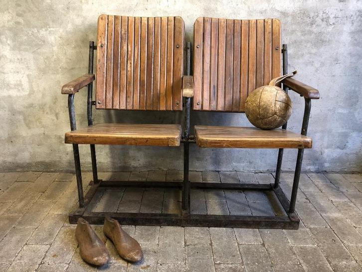 Vintage industriele houten 2-zitsbank met stalen frame, Huis en Inrichting, Banken | Bankstellen, Gebruikt, Rechte bank, Tweepersoons