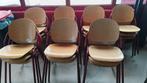 21 stapelbare stoelen rood frame hout – vintage industrieel, Huis en Inrichting, Stoelen, Ophalen, Gebruikt, Old-School, Vijf, Zes of meer stoelen