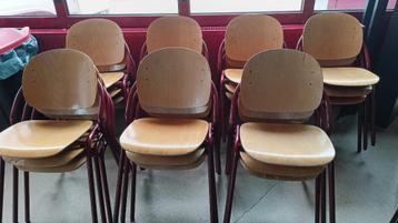 21 stapelbare stoelen rood frame hout – vintage industrieel beschikbaar voor biedingen
