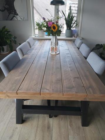 Houten eetkamertafel met metalen poten beschikbaar voor biedingen