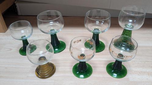 7 Prachtige Duitse Moezel Roemer wijnglazen met groene voet, Verzamelen, Glas en Borrelglaasjes, Zo goed als nieuw, Overige typen