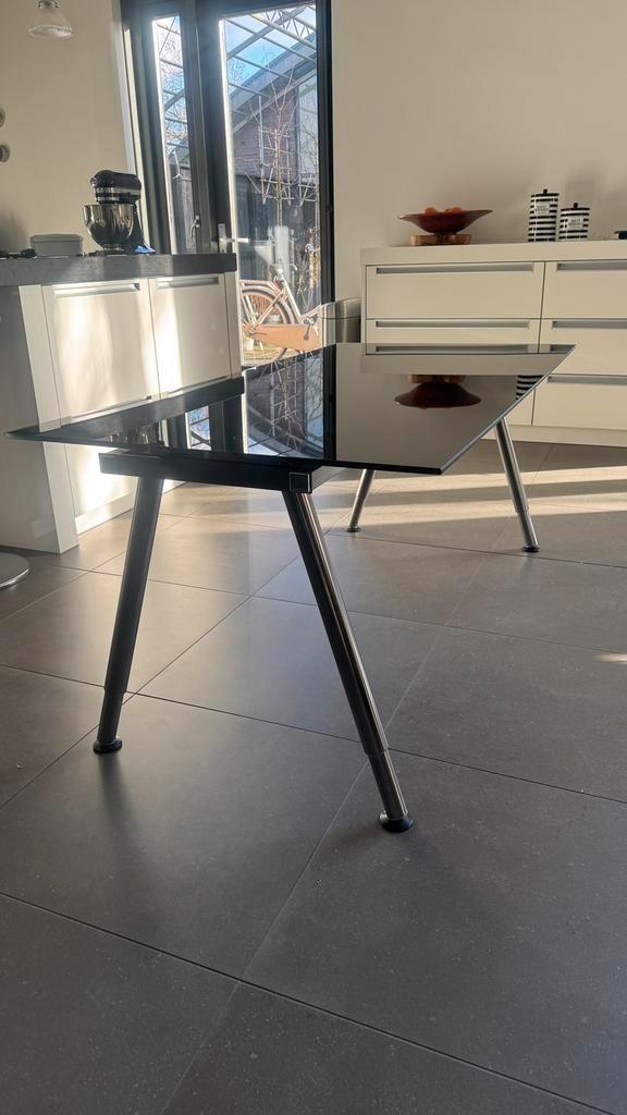Moderne zwarte glazen tafel in hoogte verstelbaar, Huis en Inrichting, Tafels | Eettafels, Gebruikt, 50 tot 100 cm, 150 tot 200 cm