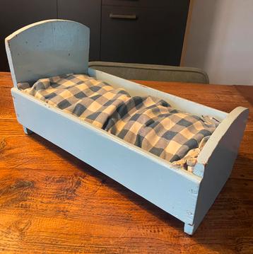 Vintage poppenbed in lichtblauw beschikbaar voor biedingen