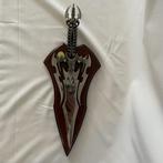 Decoratief sierzwaard op wandschild – fantasy stijl, Ophalen of Verzenden, Zo goed als nieuw