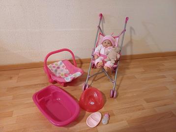 Poppenbuggy,  maxi cosi,  praatpop en verzorgingsset  beschikbaar voor biedingen