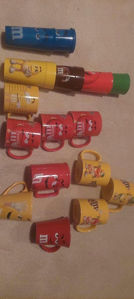M&M bekers. Zowel plastic als aardewerk., Huis en Inrichting, Keuken | Servies, Zo goed als nieuw, Overige stijlen, Glas, Ophalen of Verzenden