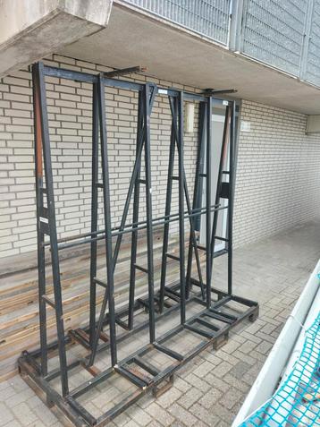 Glasblok 2300x20x950 210 hoog. beschikbaar voor biedingen