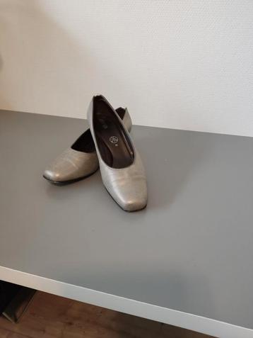 Ara dames schoenen maat 9 is 43 crème/ goudkleurig  beschikbaar voor biedingen