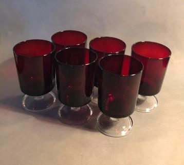 Zes Luminarc wijnglazen, rood glas met transparant voetje beschikbaar voor biedingen