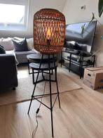 Rotan lamp op zwarte voet, Huis en Inrichting, Lampen | Vloerlampen, Ophalen, Zo goed als nieuw, Minder dan 100 cm