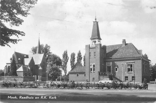 (388-448-005) Mook Raadhuis en RK Kerk, Verzamelen, Ansichtkaarten | Nederland, Limburg, Verzenden