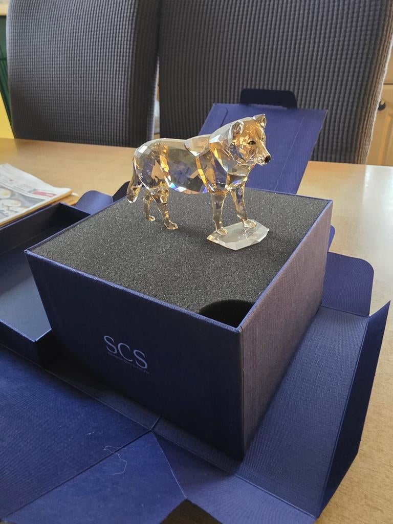 Swarovski wolf, Ophalen