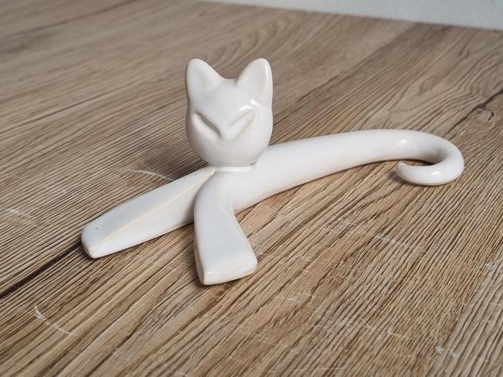 Mooie Vintage Liggende Poes van Peter Selhorst Wit Keramiek, Verzamelen, Beelden en Beeldjes, Gebruikt, Dier, Ophalen of Verzenden