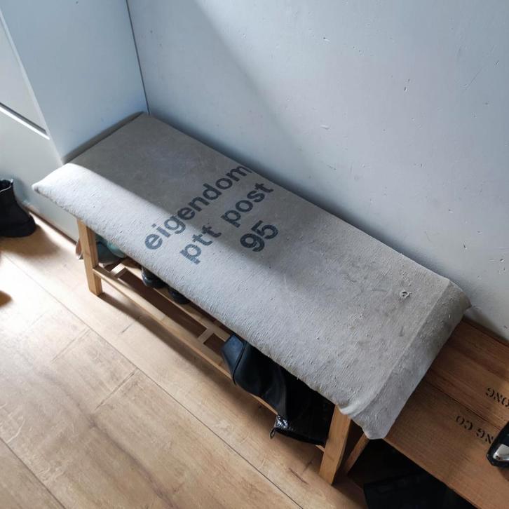 Uniek bankje met originele PTT postzak bekleed., Huis en Inrichting, Overige Huis en Inrichting, Gebruikt, Ophalen