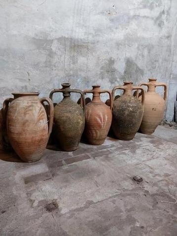	 Oude antieke Turkse kruik terracotta oliekruik beschikbaar voor biedingen