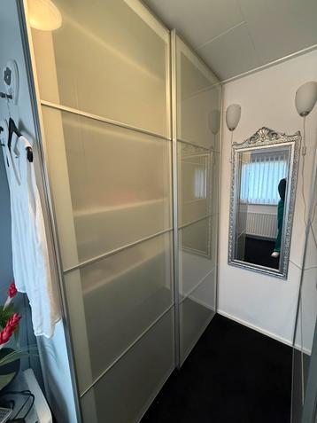 Kledingkast met schuifdeuren beschikbaar voor biedingen