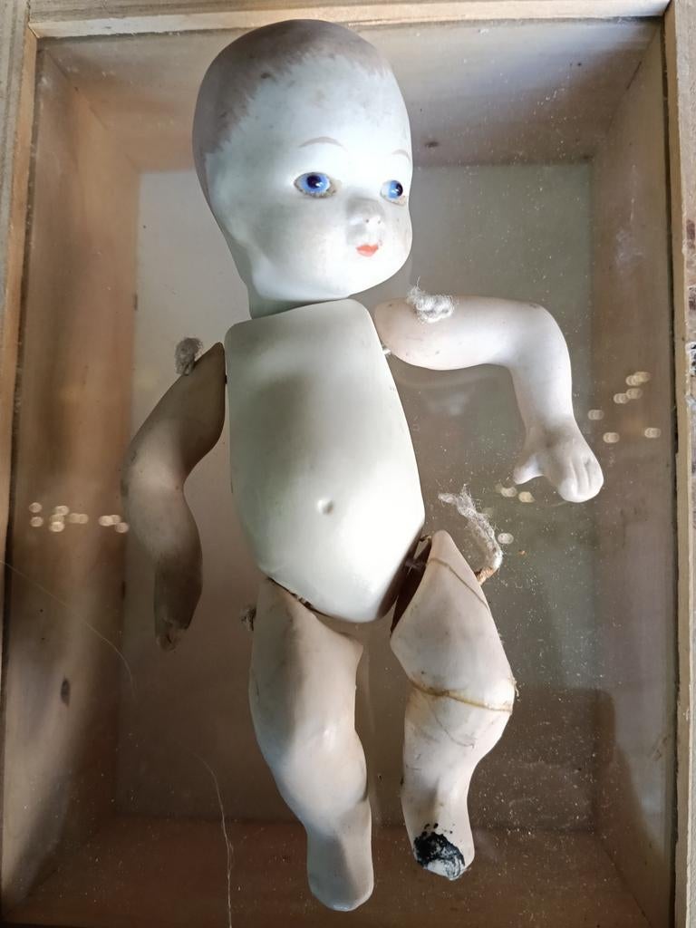 Antiek Porseleinen Popje met Gerepareerd Been, Antiek en Kunst, Ophalen of Verzenden
