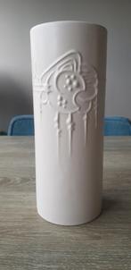 Mooie witte vintage vaas, Flora keramiek Gouda Holland., Minder dan 50 cm, Gebruikt, Ophalen of Verzenden, Wit