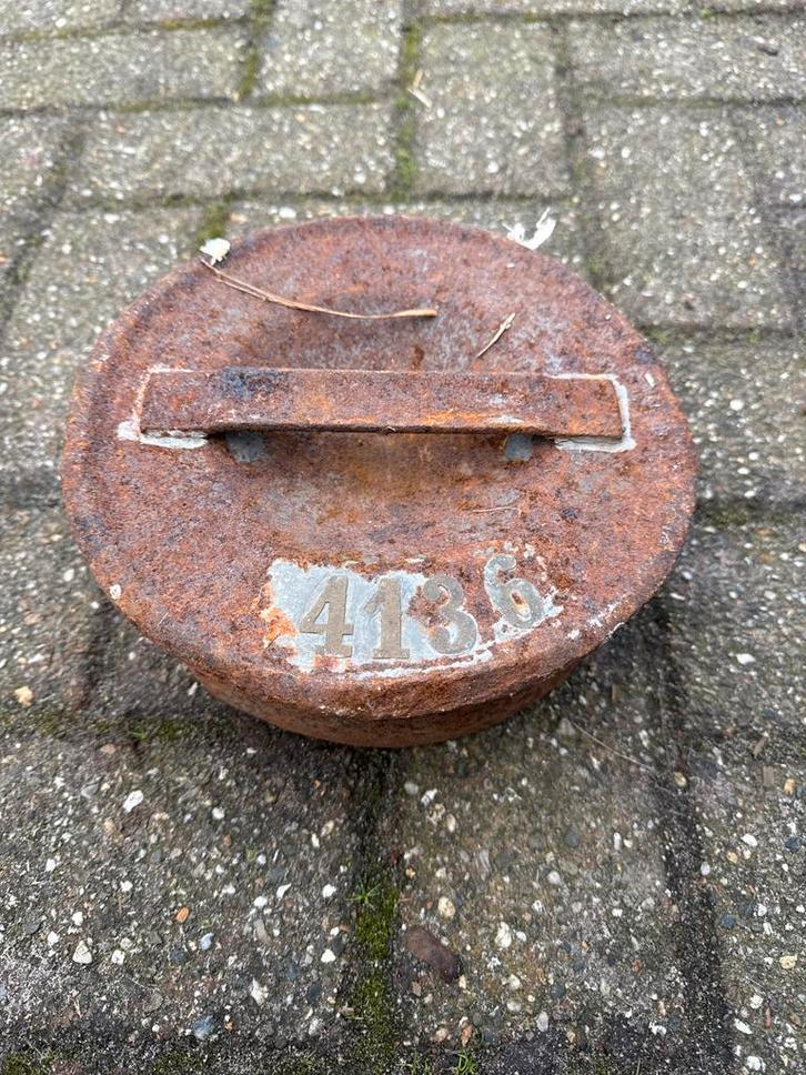 Oude melkbus deksel met nummer 4136, Doe-het-zelf en Verbouw, Glas en Ramen, Gebruikt, Overige typen, Minder dan 80 cm, Ophalen of Verzenden