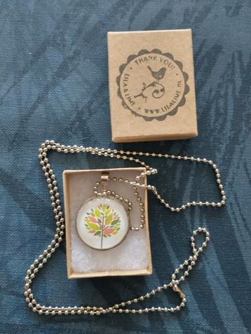 Ketting met levensboom beschikbaar voor biedingen