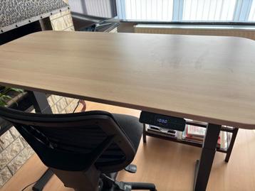 Electrisch in de hoogte verstelbaar bureau 