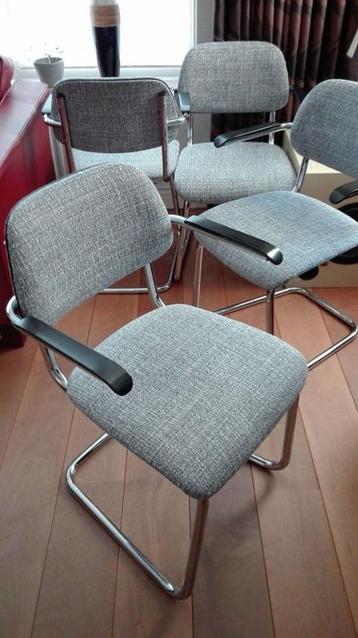 Vintage eetkamerstoel en zeker geen gispen beschikbaar voor biedingen